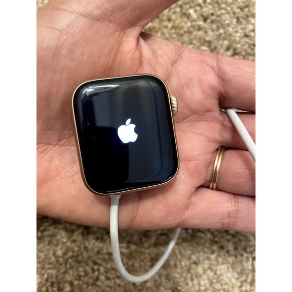 Apple Watch Gold Series 4 40mm GPS + Cell + 3 Bands + Charging Accessories - Picture 3 of 10